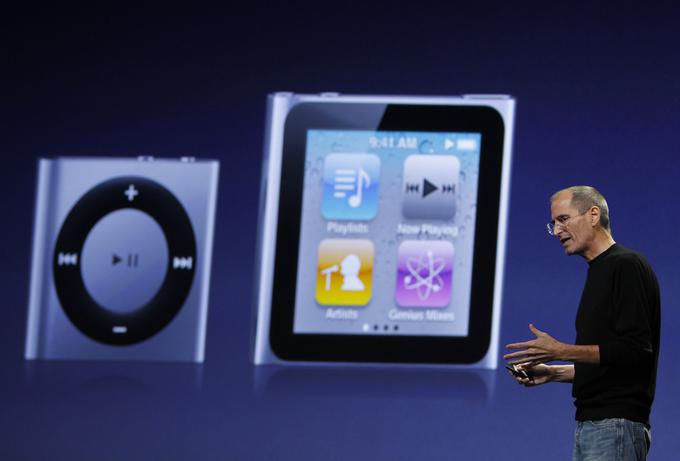 Nekdanji prvi mož podjetja Apple Steve Jobs leta 2010 predstavlja predvajalnika iPod Shuffle (levo) in iPod Nano (desno). Drugi je pozneje še enkrat spremenil obliko.  | Foto: Reuters