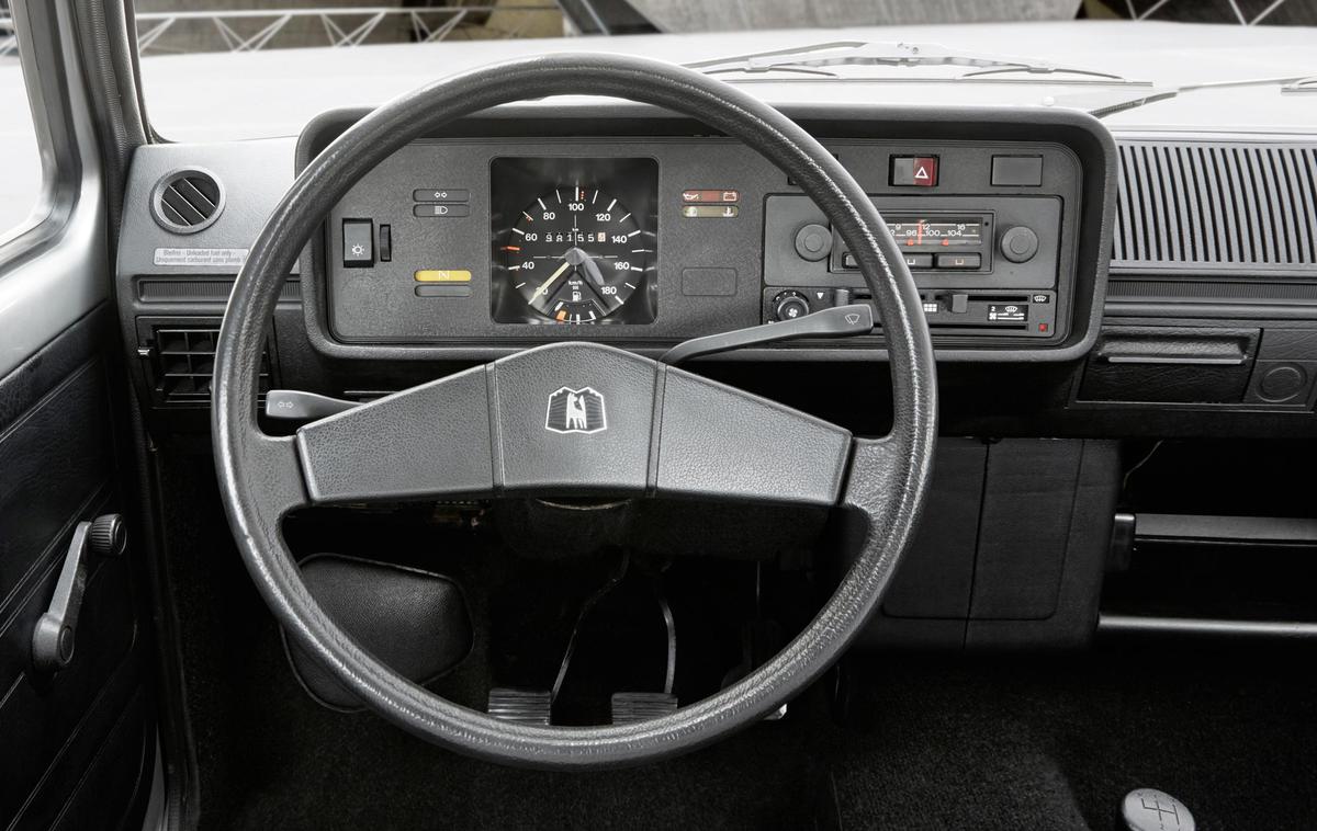 Volkswagen golf radio | Povsem špartanska in analogna notranjost volkswagen golfa prve generacije iz leta 1974. | Foto Volkswagen
