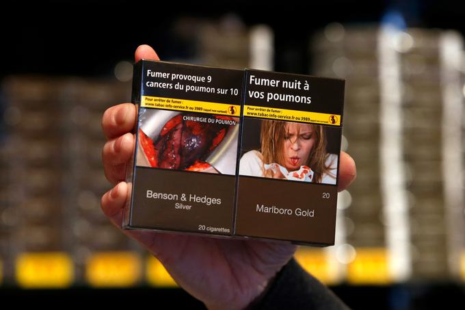 Na NIJZ so prepričani, da je enotna embalaža cigaret (na fotografiji) učinkovit ukrep za zmanjševanje uporabe tobačnih izdelkov, ki je tudi najbolj stroškovno učinkovit. Zmanjša namreč privlačnost izdelkov, prepreči oglaševanje in promocijo, zmanjša napačno zaznavanje manjše škodljivosti določenega izdelka, poveča vidnost in učinkovitost zdravstvenih opozoril. Zaradi tega zmanjša pogostost začetkov kajenja, spodbuja opuščanje kajenja in prepreči ponoven začetek kajenja, so prepričani. | Foto: Reuters