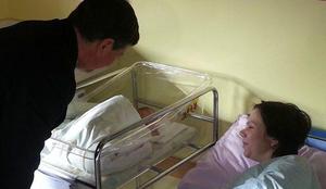 Pahor obiskal novorojenčke v ljubljanski porodnišnici (video)
