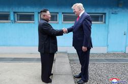 Pjongjang srečanje Kima in Trumpa pozdravil kot zgodovinsko