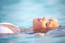 Klor v bazenih škoduje vaši koži