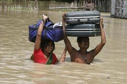 Hude poplave v Indiji ogrožajo pol milijona ljudi