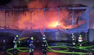 Velika intervencijska akcija: na Pragerskem ogenj zajel šotor z mešanimi odpadki