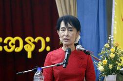 Clintonova v Mjanmaru pozdravila reforme