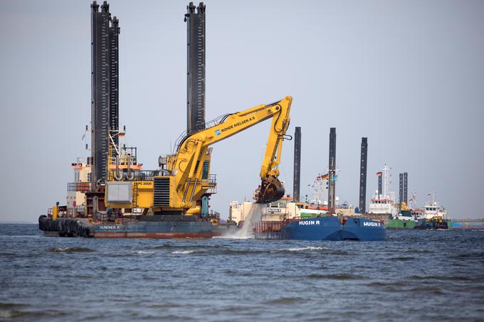 Gradnja obeh plinovodov, Severnega toka 1 in Severnega toka 2, naj bi na koncu stala 17,5 milijarde evrov. Na fotografiji: polaganja cevi na dno Baltskega morja. | Foto: Reuters