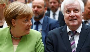 Viri: Seehofer ni zadovoljen z dosežkom Merklove na vrhu EU