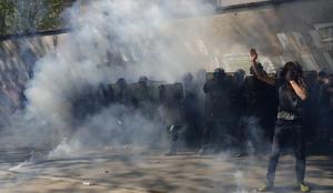 Prvomajski shodi: v Parizu in Istanbulu policija s solzivcem nad protestnike (foto)