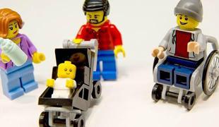 Nove lego figurice: poslovna ženska in moški, ki skrbi za dom in otroke