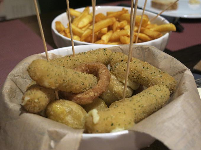 Ocvrte mocareline palčke, žepke s sirom in čilijem ter čebulne obročke kot priloga spremlja še ocvrt krompirček. | Foto: Miha First