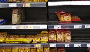 Prodaja moke, riža in testenin v Sloveniji poskočila za trikrat