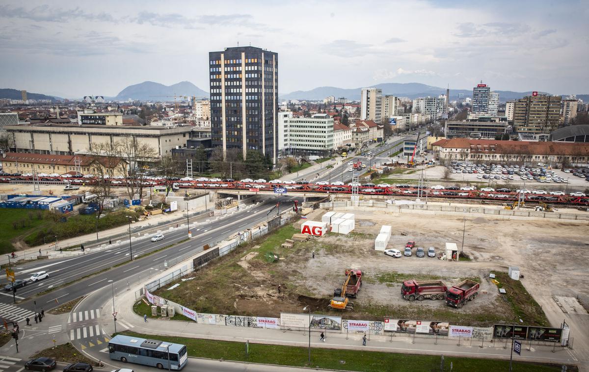 Emonika v Ljubljani, začenja se gradnja. | Na zemljišču Emonike je bilo doslej plačljivo parkirišče, ki pa so ga prejšnji teden zaprli za avtomobile. | Foto Bojan Puhek