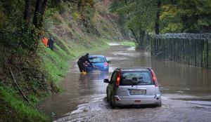 Deževje povzročilo več težav, odtrgalo večji del ceste na Črnivec