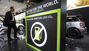 Avtomobilski izpusti CO2 zavajajo: vozniki ob nekaj sto, vlade ob milijarde evrov