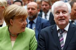 Viri: Seehofer ni zadovoljen z dosežkom Merklove na vrhu EU