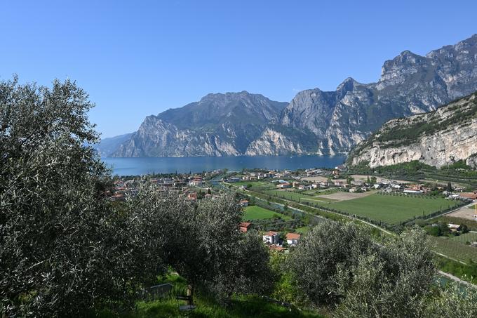 Po štirih urah vožnje iz Ljubljane tale pogled na severno obalo Gardskega jezera pri mestecih Torbole in Riva del Garda. | Foto: Matej Podgoršek