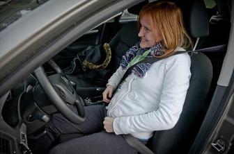 Prometni nasvet pred 55 leti: Ženska naj pred vožnjo ne začne žolčne debate
