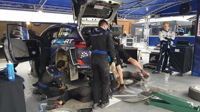 Dirkalnik WRC je visokotehnološki avtomobil, pri katerem se lahko pokvari marsikatera malenkost. Napake je treba na dirkah odpraviti hitro in zanesljivo. | Foto: Gregor Pavšič