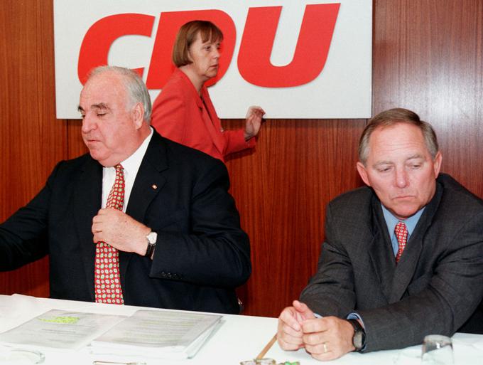 Leta 1998 je Angela Merkel postala generalna tajnica CDU. Novi predsednik stranke je postal Wolfgang Schäuble, Kohl pa je postal častni predsednik. Nato pa je premetena Merklova mimo Kohla in Schäubla, ki sta bila vpletena v korupcijske škandale, leta 2000 smuknila na vrh CDU.  | Foto: Reuters