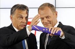 Orban in Tusk sta se ob predaji štafete EU obdarila z vinom in sabljo