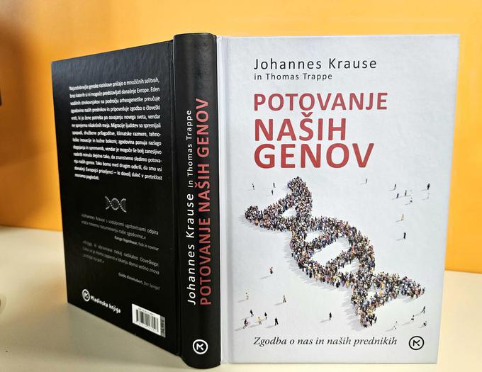 Krause je knjigo Potovanje naših genov napisal skupaj s Thomasom Trappejem. V nemščini je izšla leta 2019. | Foto: A. Ž.