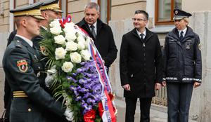 Državni vrh položil venec k spomeniku žrtvam vseh vojn v Ljubljani #foto #video