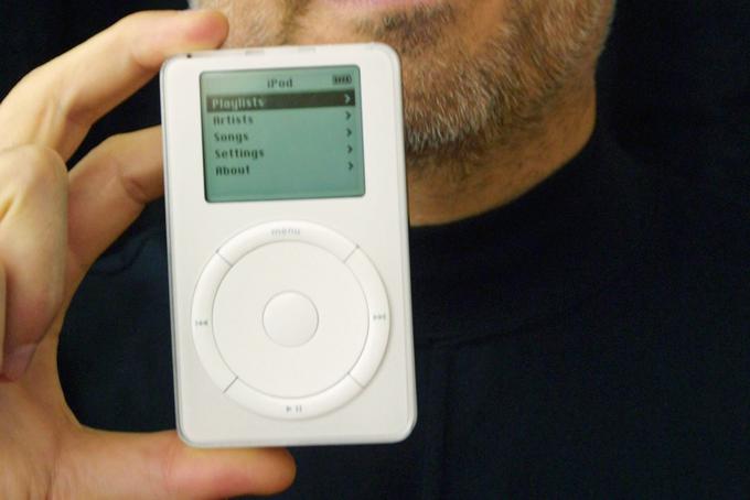 23. oktober 2001, predstavitev prve generacije prenosnega predvajalnika glasbe iPod. Roka, ki ga nastavlja fotografu, pripada ustanovitelju podjetja Apple Stevu Jobsu. Kliknite na fotografijo za ogled polne različice. | Foto: Reuters