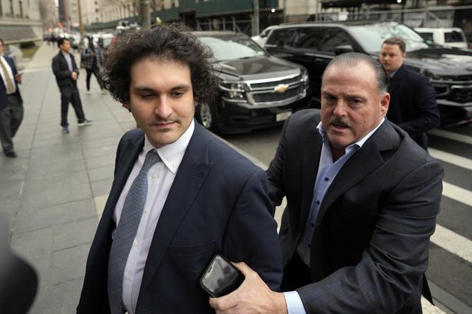 Bankman-Fried ob prihodu na sodišče v New Yorku.  | Foto: Guliverimage