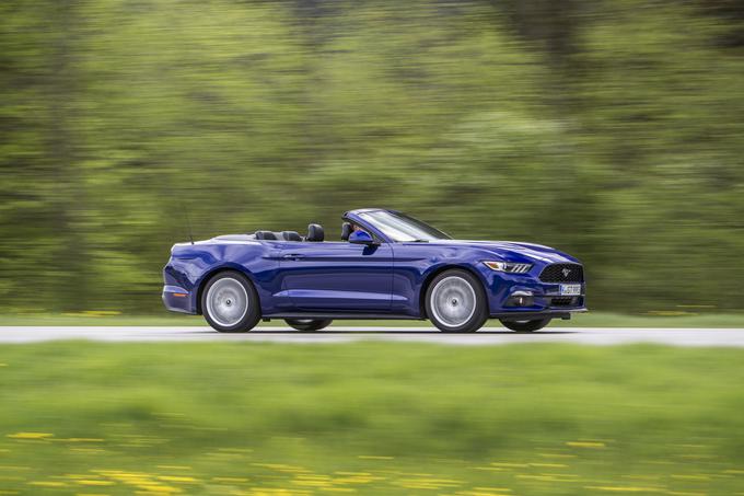 Mustang kabriolet: ustvarjen za odprto cesto. Fordov glavni oblikovalec Joel Piaskowski ga je opisal kot "čudovit vodoravni naboj", kot izraz čiste svobode vožnje. Napredni mehanizem zlaganja omogoča, da se streha v nekaj sekundah zloži globoko v notranjost, da se ohranita uglajeni videz avtomobila in njegova aerodinamičnost. Rahla izboklina na prtljažniku pomaga ustvariti potisno silo k tlom, tako da pogon na zadnja kolesa zagotovi moč in navor. Mustang bo z dvignjeno ali spuščeno streho nedvomno pustil trajen vtis, kamorkoli ga peljete.  | Foto: Ford