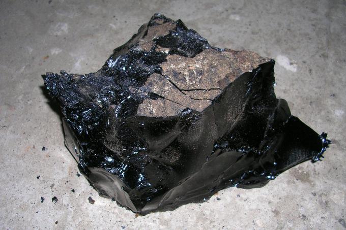 Tole je bitumen. Čeprav ni videti tako, je tekočina, a zelo viskozna – vzorec, ki ga je pri poskusu uporabil znanstvenik Parnell, je okrog 230-milijardkrat bolj viskozen od vode.  | Foto: Thomas Hilmes/Wikimedia Commons