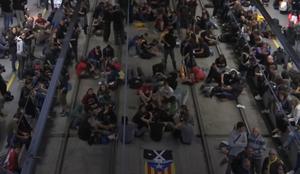 Protestniki v Kataloniji blokirajo ceste in železniško progo #video