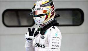 Hamiltonu pole position, iz prve vrste oba Mercedesa