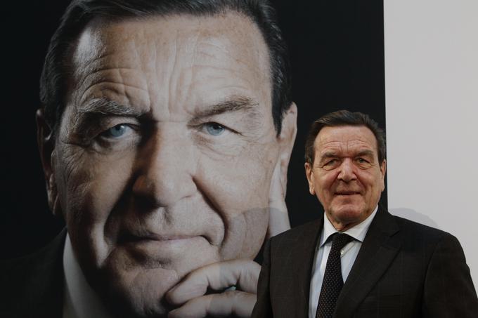 Socialdemokratski kancler Gerhard Schröder, ki je Nemčiji vladal med letoma 1998 in 2005, je spletel tesne stike z ruskim predsednikom Vladimirjem Putinom. Z njim je podpisal pogodbo o gradnji plinovoda Severni tok, po koncu politične kariere pa je postal predsednik odbora delničarjev v Nord Streamu, mednarodnem konzorciju za gradnjo in upravljanje Severnega toka 1, ki je v večinski lasti ruskega Gazproma. Od leta 2017 Schröder sedi tudi v upravnem odboru ruskega naftnoplinskega državnega podjetja Rosneft. | Foto: Reuters