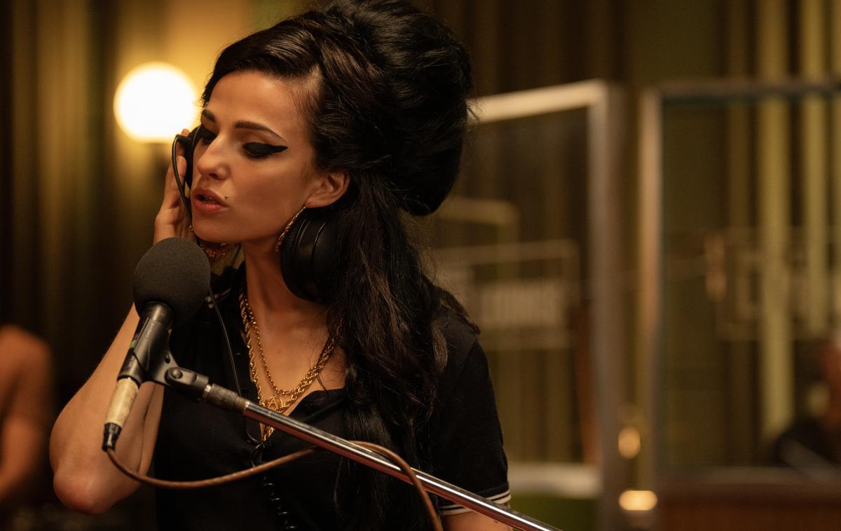 Back to Black | Marisa Abela se ne prelevi v Amy Winehouse zgolj kot igralka, temveč ji skorajda parira tudi kot pevka. | Foto Karantanija Cinemas
