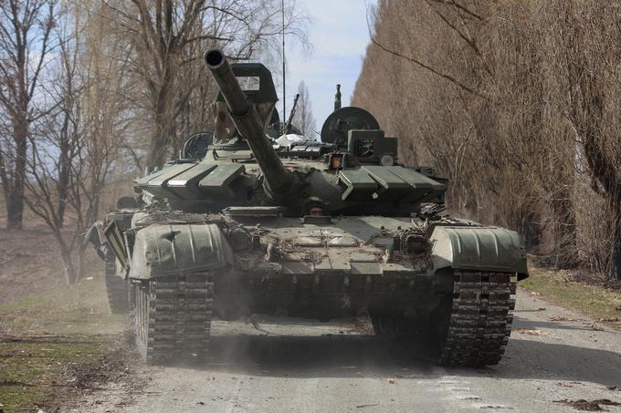 Ruski so oklep nadeli tanku T-72, ki ga uporabljajo od leta 1973. | Foto: Reuters