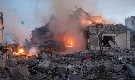 Ukrajinska mesta padajo, Rusi napadajo na dveh frontah, ljudje bežijo 