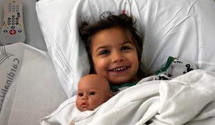 Deklica Eva z redko genetsko boleznijo je uspešno prestala operacijo v ZDA