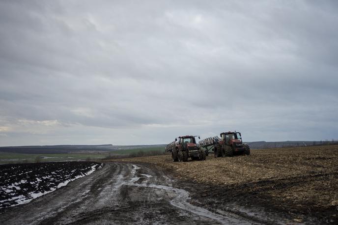 Ukrajinski kmetje | Kmetijstvo je eden od temeljev ukrajinskega gospodarstva. Kljub vojni in ruskim napadom je Ukrajini uspelo ohraniti svoje kmetijstvo in izvoz hrane. Na fotografiji vidimo ukrajinske kmete s traktorji v regiji Sumi, ki meji na Rusijo. Kljub mogočim ruskim napadom in ruskim minam so poželi koruzo. | Foto Guliverimage