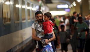 Na Dunaju več kot tri tisoč beguncev, v Budimpešti zaprli železniško postajo