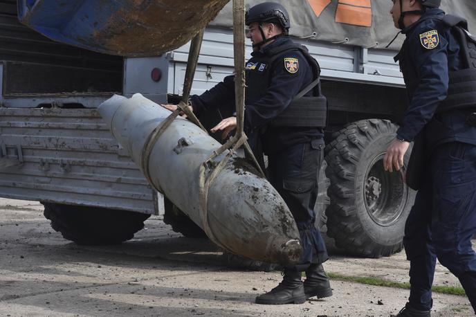 Neeksplodirana ruske jadralne bombe fab-500 | Ukrajinski vojaki natovarjajo neeksplodirano rusko bombo fab-500, ki so jo Rusi odvrgli lani marca v ukrajinski regiji Zaporožje. Pri napadih na ukrajinske utrjene obrambne črte pa Rusi uporabljajo še težje jadralne bombe fab-1500. | Foto Guliverimage
