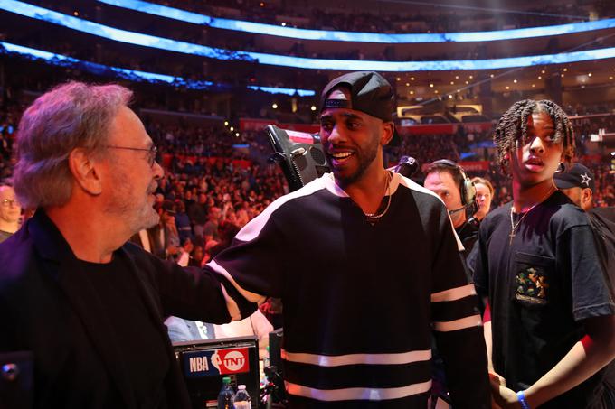 Dvoboj v Los Angelesu sta si ogledala tudi komik Billy Crystal in košarkarski zvezdnik Chris Paul, ki je z Golden Statom izpadel v dodatnih kvalifikacijah za končnico. | Foto: Reuters