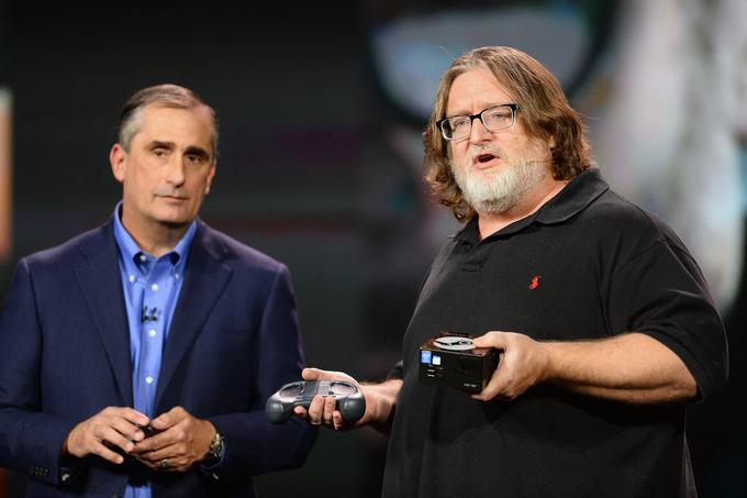 Gabe Newell, prvi mož podjetja Valve, leta 2014. Levo je Brian Krzanich, nekdanji izvršni direktor proizvajalca računalniških procesorjev Intel.  | Foto: Profimedia