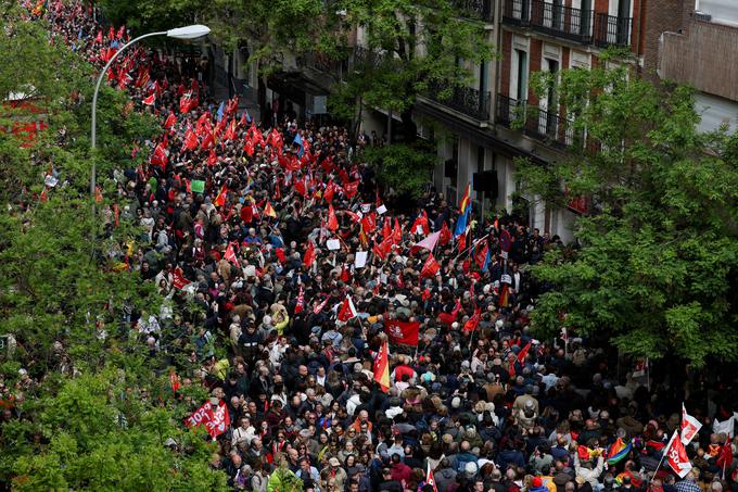 V soboto se je pred sedežem Socialistične delavske stranke (PSOE) v Madridu zbralo več kot deset tisoč ljudi, ki so želeli Sanchezu izraziti podporo in ga prepričati, naj ostane predsednik vlade. | Foto: Reuters
