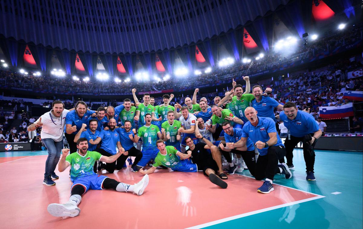 slovenska odbojkarska reprezentanca : Francija, evropsko prvenstvo 2023 | Slovenci se veselijo brona. | Foto CEV
