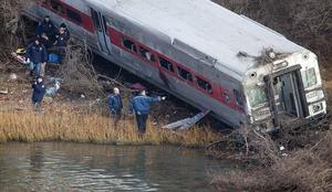 V iztirjenju primestnega vlaka v New Yorku več mrtvih (foto in video)