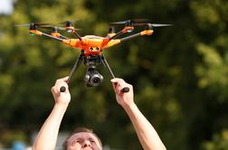 Ljudje z droni raje letijo na črno, da se izognejo stroškom