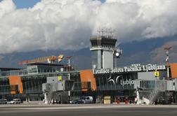 Na slovenskih letališčih lani za tretjino več potnikov