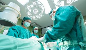 Velik uspeh slovenskih kirurgov: pacient po 20 letih spet vidi