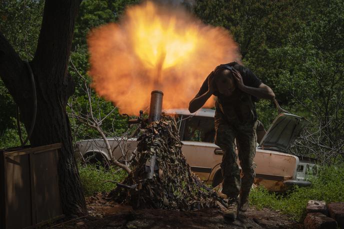 Ukrajinska vojska | Ukrajinci za zdaj še niso dosegli velikega preboja s svojo protiofenzivo. Na fotografiji: ukrajinski vojak z minometom obstreljuje ruske položaje. | Foto Guliverimage