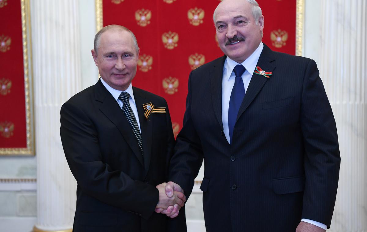Vladimir Putin in Aleksander Lukašenko | Belorusija je februarja 2022 ruskim silam omogočila, da so kopensko ofenzivo sprožile tudi z njenega ozemlja, zaradi česar je EU proti oblastem v Minsku uvedla nove sankcije. Beloruski predsednik Aleksander Lukašenko zatrjuje, da beloruska opozicija načrtuje zavzetje enega od okrožij na zahodu Belorusije, in zahteva podporo Natovih enot. Svoje obtožbe ni podkrepil z dokazi, opozicija pa je te izjave zavrnila kot absurdne. | Foto Reuters